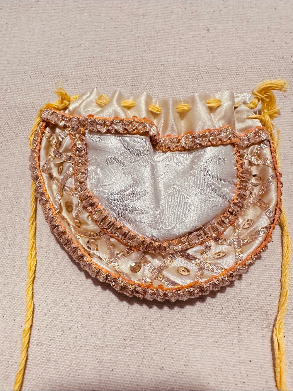 Vintage | Pouch | Embroidered Silk Jewelry Pouch in Ivory and White - Picture 5 of 6
